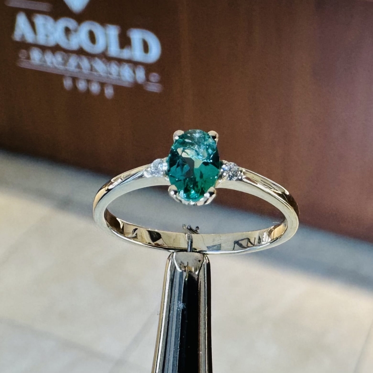 Złoty pierścionek ze szmaragdem i brylantami – na tle marki ABGOLD – ABGOLD Baczyński