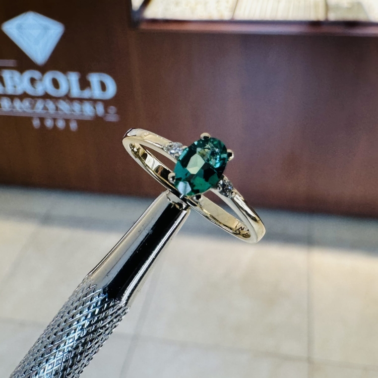 Złoty pierścionek ze szmaragdem i brylantami – widok z przodu – ABGOLD Baczyński