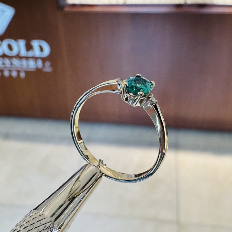 Złoty pierścionek ze szmaragdem i brylantami – widok centralny – ABGOLD Baczyński