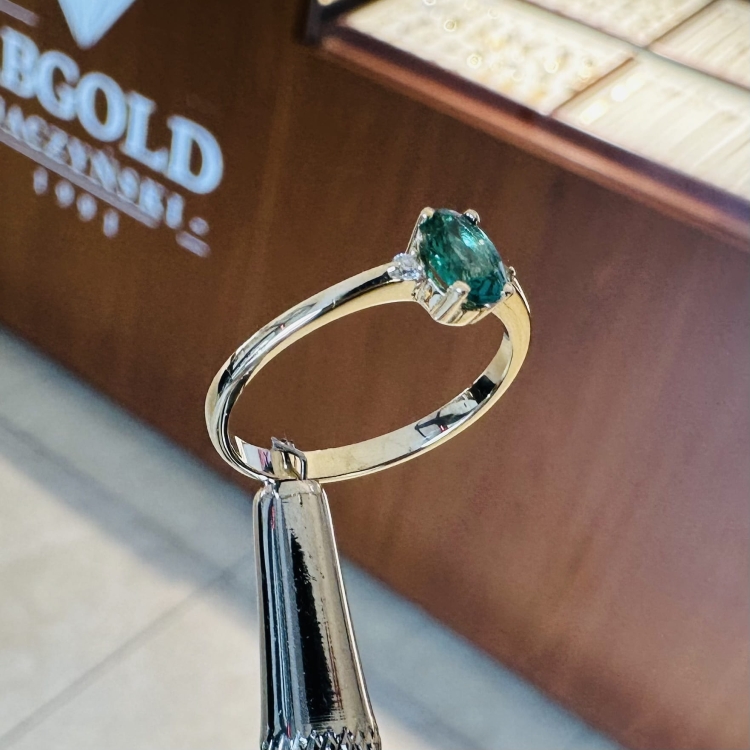 Złoty pierścionek ze szmaragdem i brylantami – ujęcie boczne na ryglu – ABGOLD Baczyński