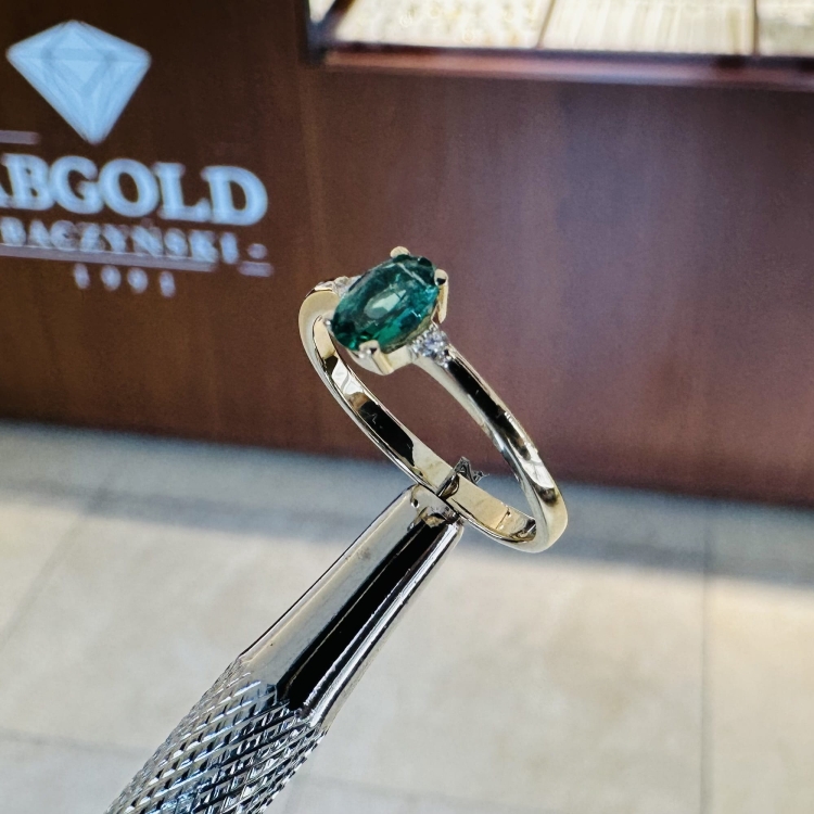 Złoty pierścionek ze szmaragdem i brylantami – widok z góry na ryglu – ABGOLD Baczyński