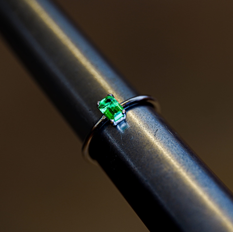 Pierścionek z białego złota 585 ze szmaragdem Emerald 0,50 ct – na ryglu jubilerskim – ABGOLD Baczyński