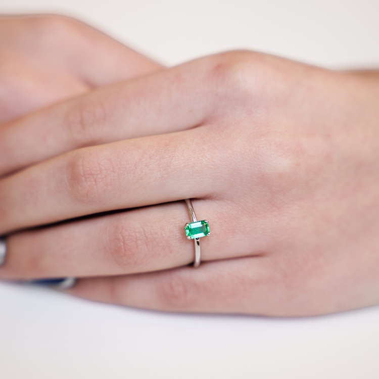 Pierścionek z białego złota 585 ze szmaragdem Emerald 0,50 ct – na dłoni – ABGOLD Baczyński