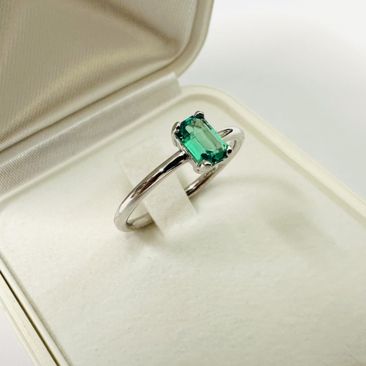 Pierścionek z białego złota 585 ze szmaragdem Emerald 0,50 ct – widok z góry – ABGOLD Baczyński
