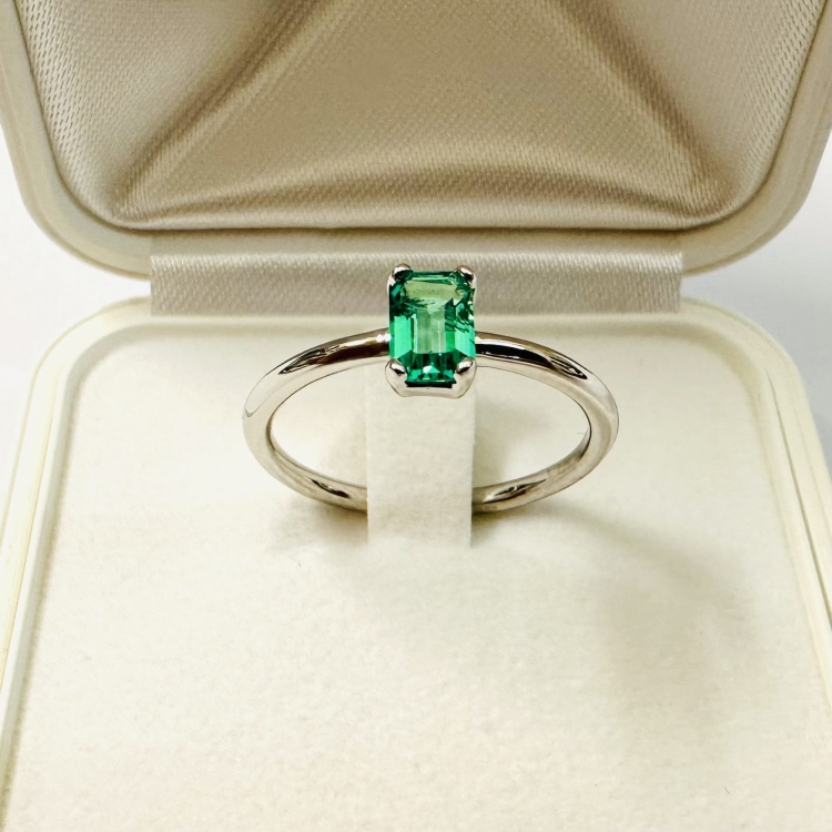Pierścionek z białego złota 585 ze szmaragdem Emerald 0,50 ct – widok z przodu – ABGOLD Baczyński