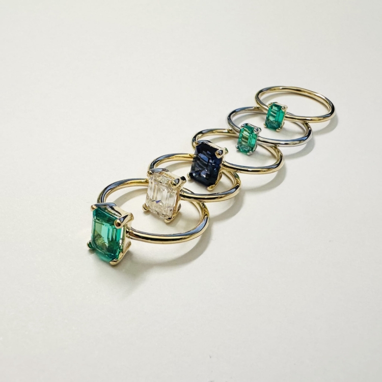 Pierścionek z białego złota 585 ze szmaragdem Emerald 0,50 ct – ujęcie pod kątem – ABGOLD Baczyński