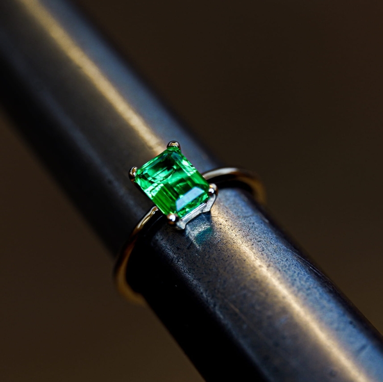 Złoty pierścionek ze szmaragdem 1,50 ct – na ryglu jubilerskim – ABGOLD Baczyński