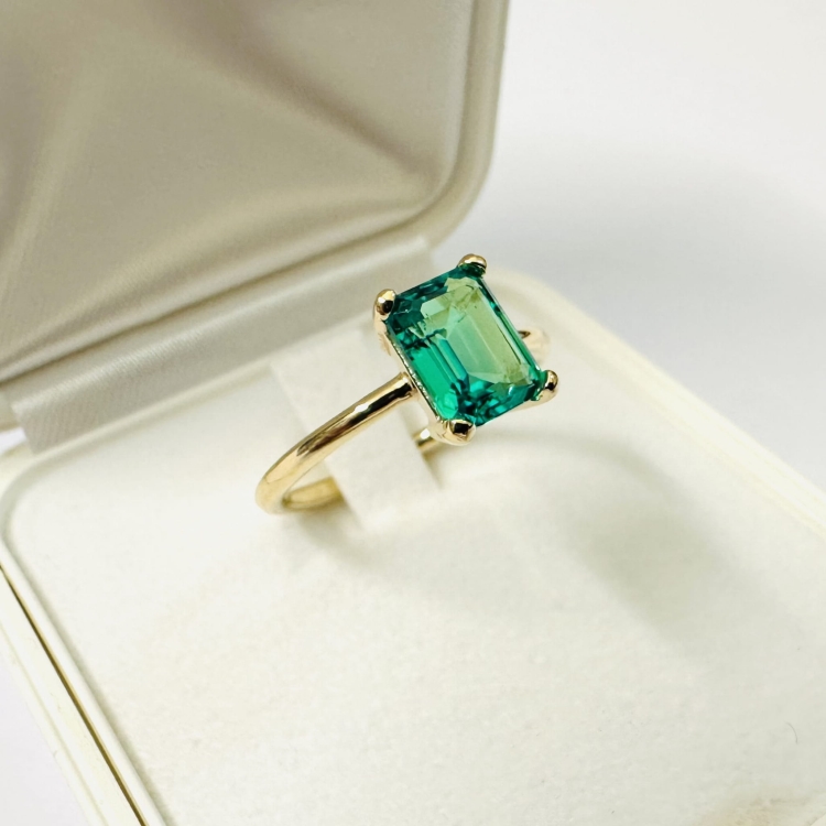 Złoty pierścionek ze szmaragdem 1,50 ct – na tle opakowania – ABGOLD Baczyński