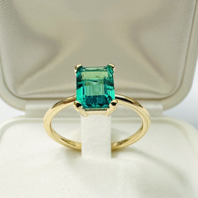 Złoty pierścionek ze szmaragdem 1,50 ct – widok centralny – ABGOLD Baczyński