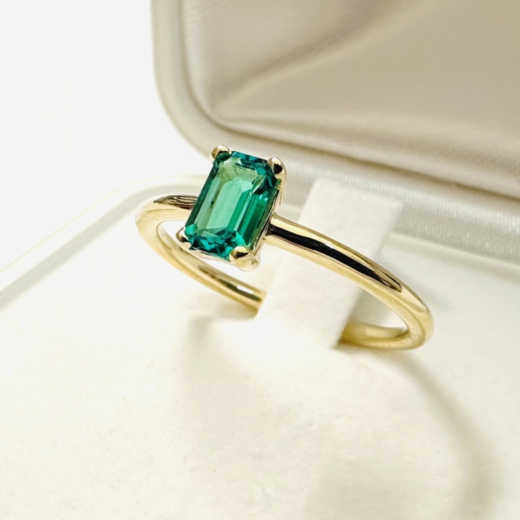 Złoty pierścionek ze szmaragdem 1,50 ct – detal oprawy kamienia – ABGOLD Baczyński