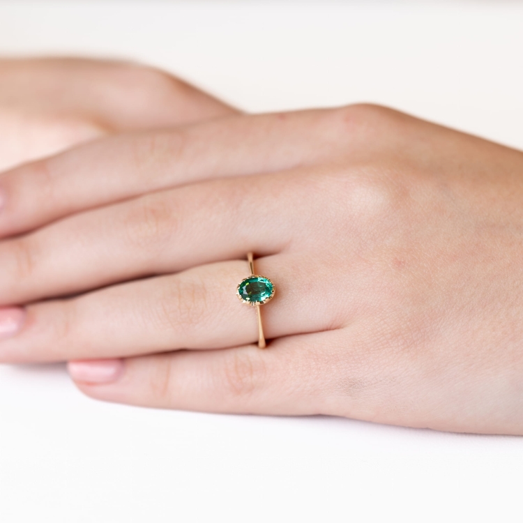 Pierścionek vintage ze szmaragdem Zambia owalnym – na dłoni – ABGOLD Baczyński