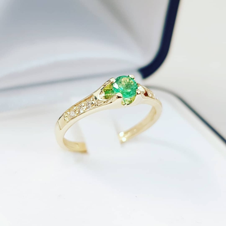 Pierścionek zaręczynowy z szmaragdem i diamentami – ujęcie pod kątem – ABGOLD Baczyński