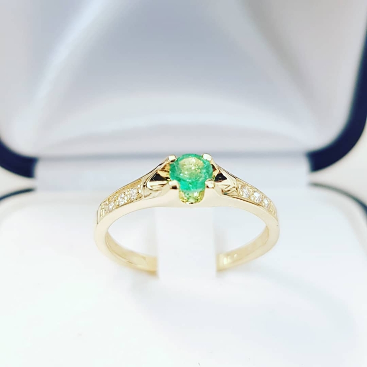 Pierścionek zaręczynowy z szmaragdem i diamentami – widok z przodu – ABGOLD Baczyński