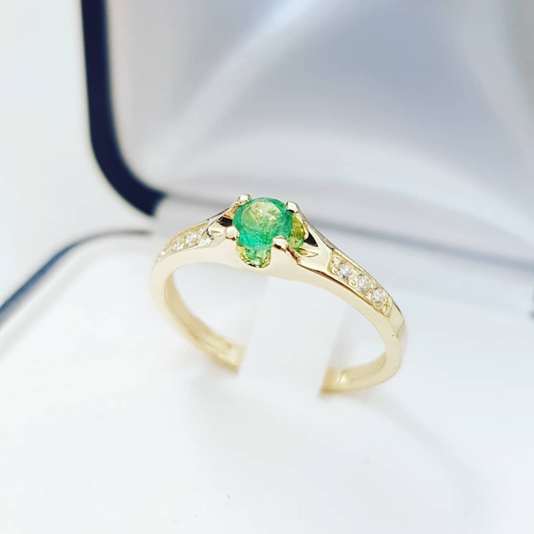 Pierścionek zaręczynowy z szmaragdem i diamentami – widok z góry – ABGOLD Baczyński