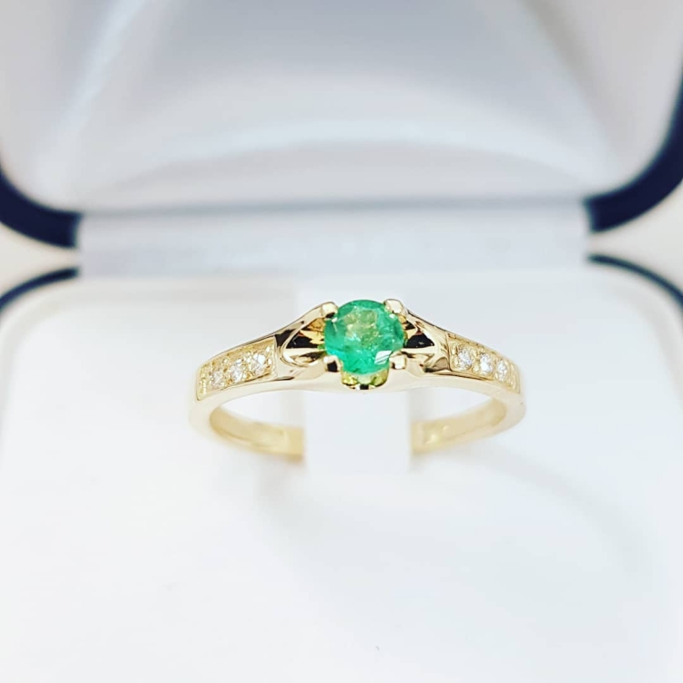 Pierścionek zaręczynowy z szmaragdem i diamentami – ujęcie boczne – ABGOLD Baczyński