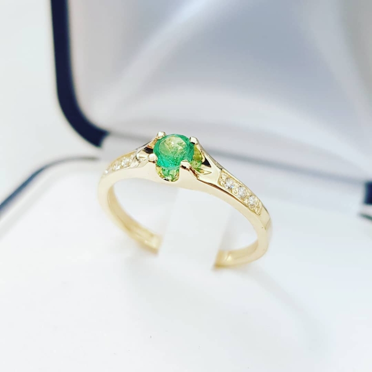 Pierścionek zaręczynowy z szmaragdem i diamentami – detal oprawy – ABGOLD Baczyński