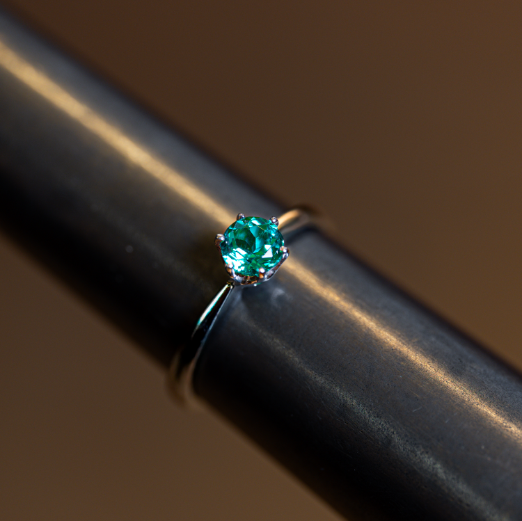 Pierścionek zaręczynowy ze szmaragdem w białym złocie próby 585 – na ryglu jubilerskim – ABGOLD Baczyński