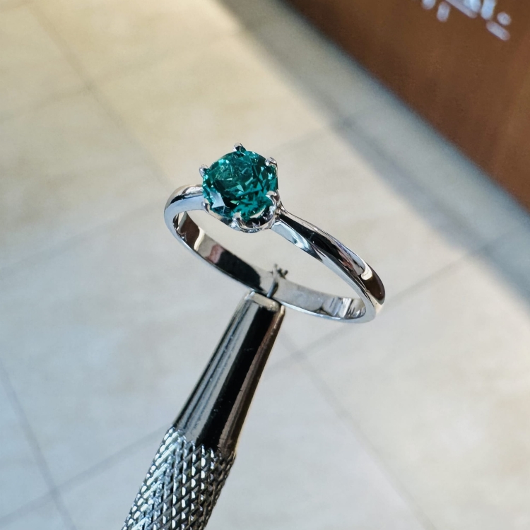 Pierścionek zaręczynowy ze szmaragdem w białym złocie 585 – widok z góry – ABGOLD Baczyński