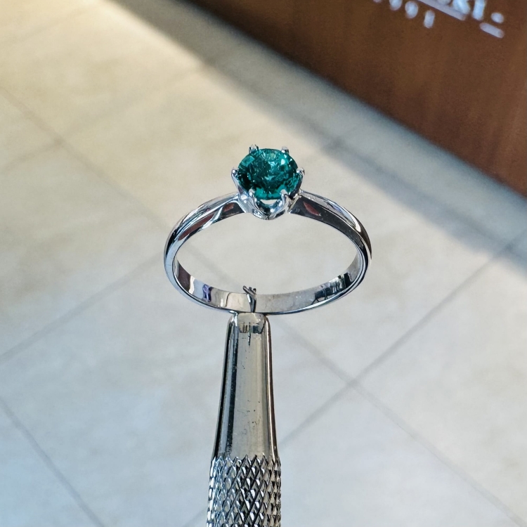 Pierścionek zaręczynowy ze szmaragdem w białym złocie 585 – widok z przodu – ABGOLD Baczyński