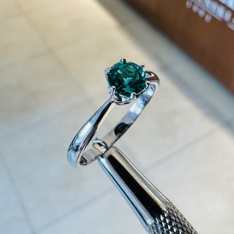 Pierścionek zaręczynowy ze szmaragdem w białym złocie 585 – ujęcie boczne – ABGOLD Baczyński