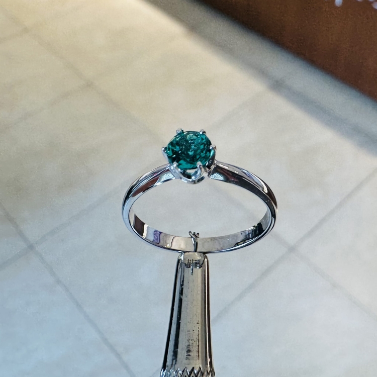 Pierścionek zaręczynowy ze szmaragdem w białym złocie 585 – detal oprawy – ABGOLD Baczyński