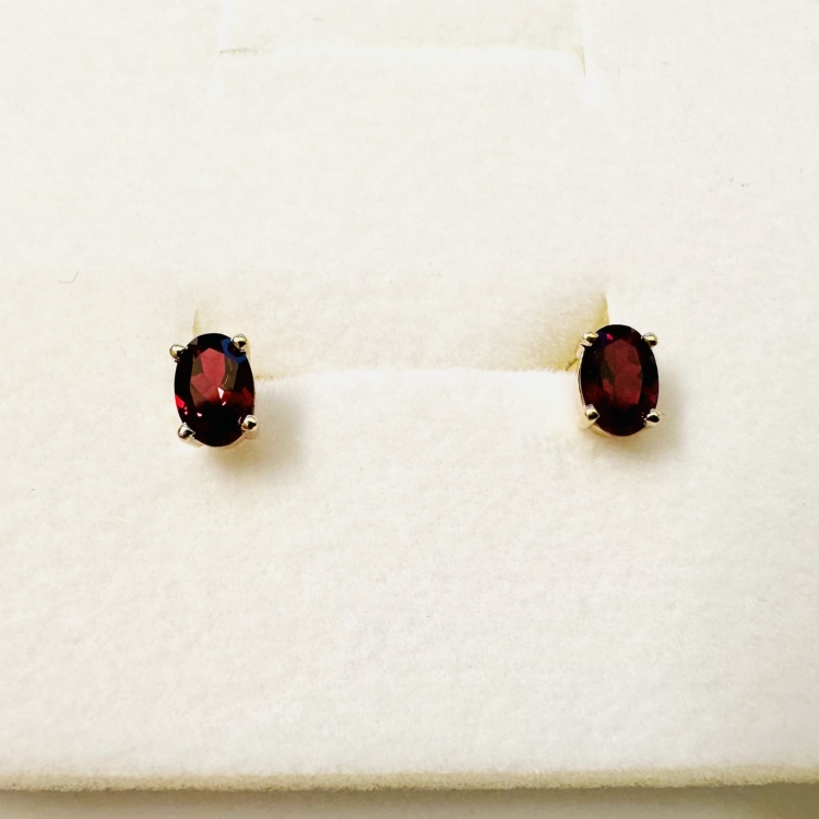 Kolczyki z rubinami w złocie 585 – widok pojedynczych kolczyków – ABGOLD Baczyński