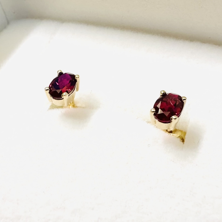 Kolczyki z rubinami w złocie 585 – ujęcie pod kątem – ABGOLD Baczyński