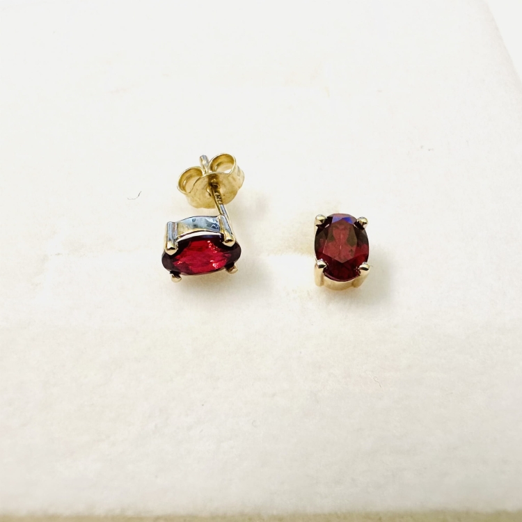 Kolczyki z rubinami w złocie 585 – widok symetryczny – ABGOLD Baczyński