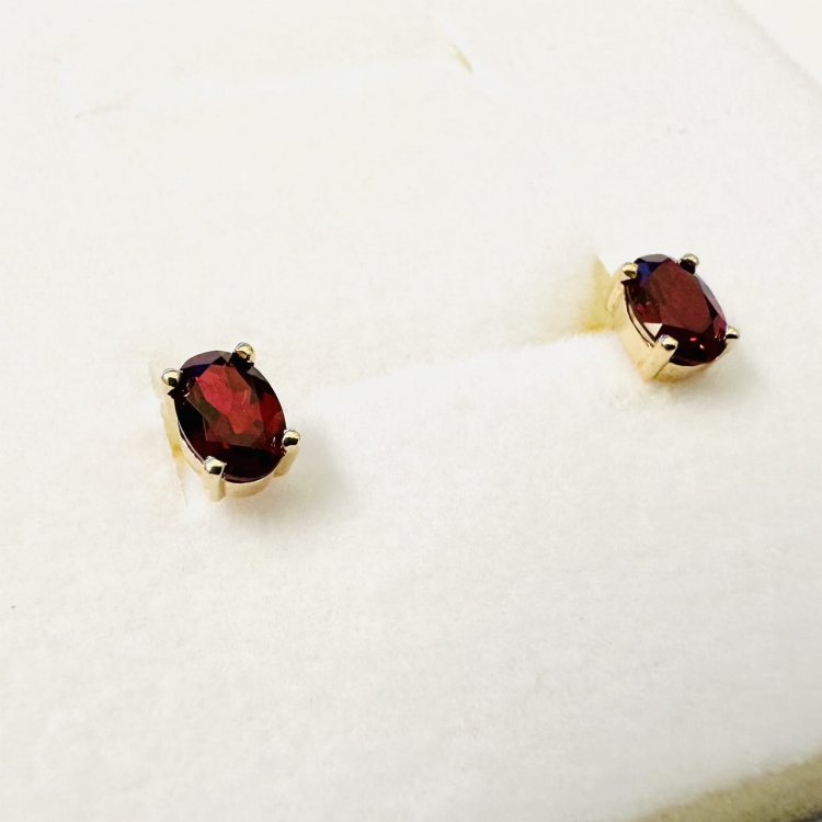 Kolczyki z rubinami w złocie 585 – detal kamieni – ABGOLD Baczyński