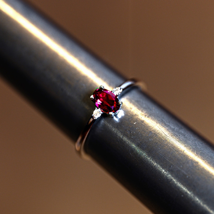 Złoty pierścionek z rubinem owalnym i brylantami próby 585 – ABGOLD Baczyński