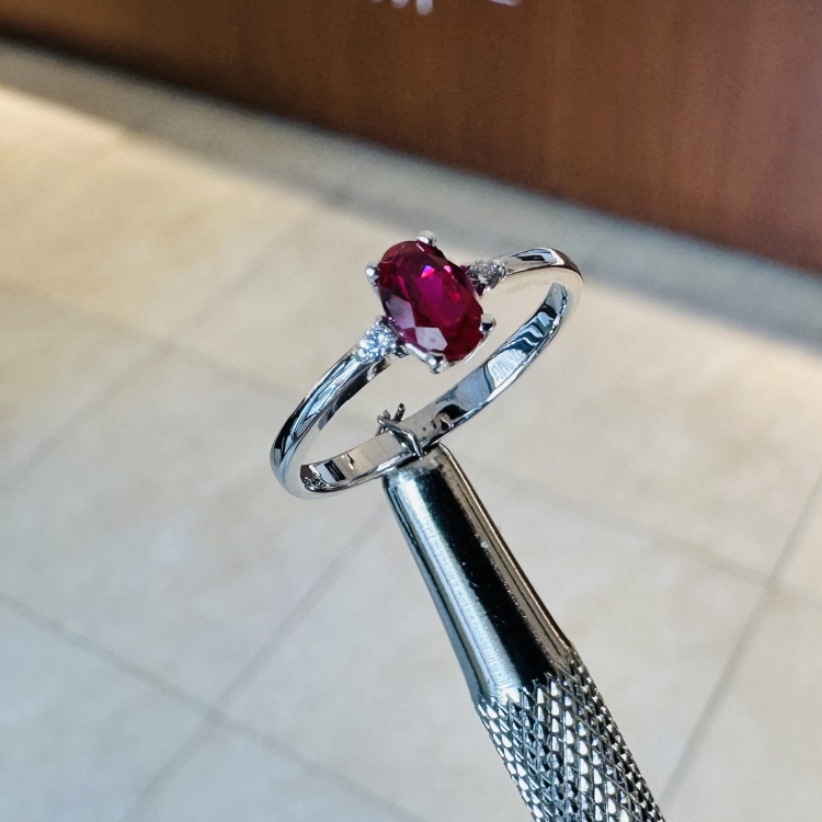 Złoty pierścionek z rubinem i brylantami 585 – detal kamienia – ABGOLD Baczyński