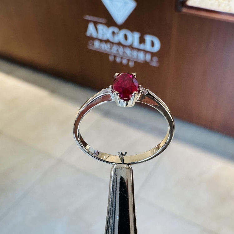 Pierścionek z rubinem owalnym i brylantami 585 – widok z góry – ABGOLD Baczyński