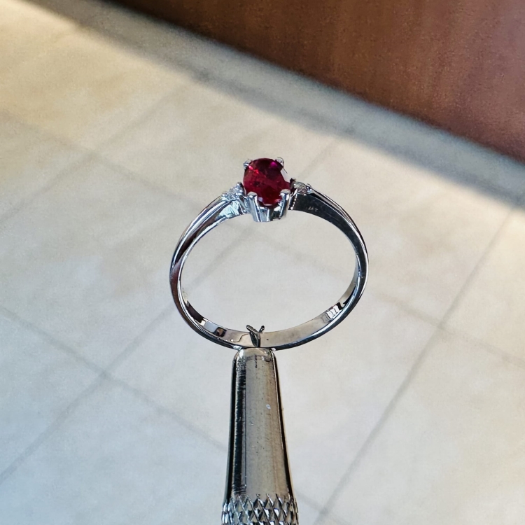 Pierścionek z brylantami i rubinem 585 – widok boczny – ABGOLD Baczyński