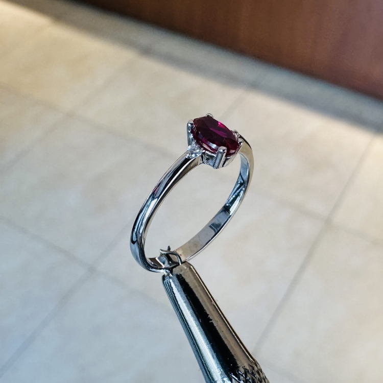 Złoty pierścionek z rubinem i brylantami 585 – prezentacja oprawy – ABGOLD Baczyński