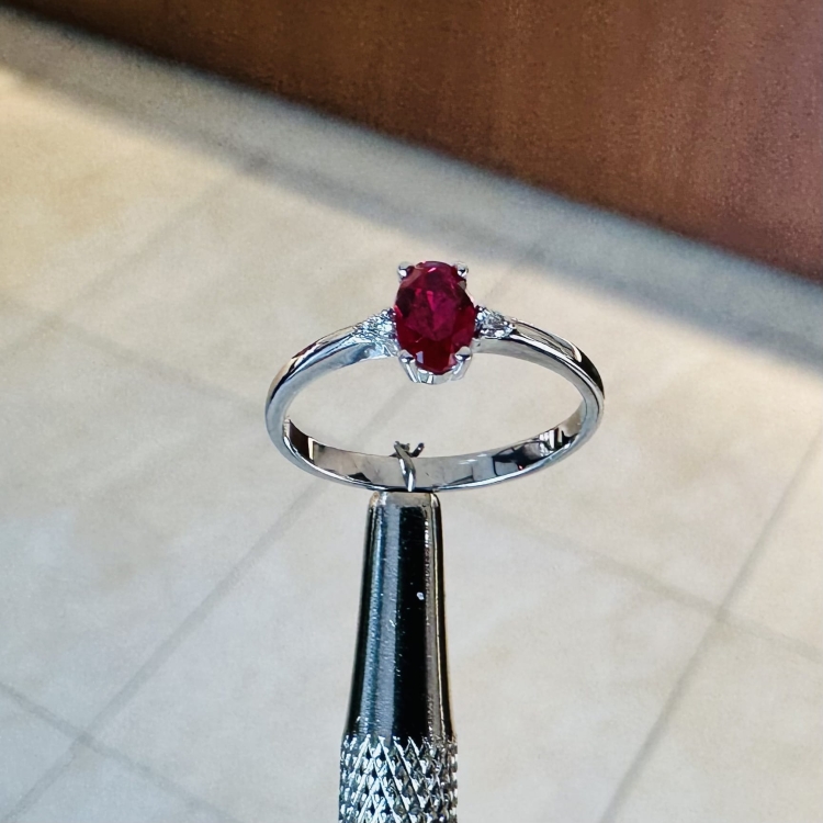 Pierścionek z brylantami i rubinem owalnym 585 – widok z przodu – ABGOLD Baczyński