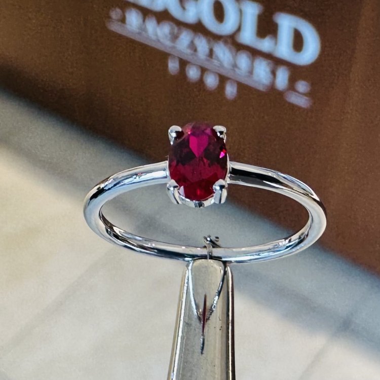 Pierścionek z rubinem owalnym 585 – detal kamienia – ABGOLD Baczyński