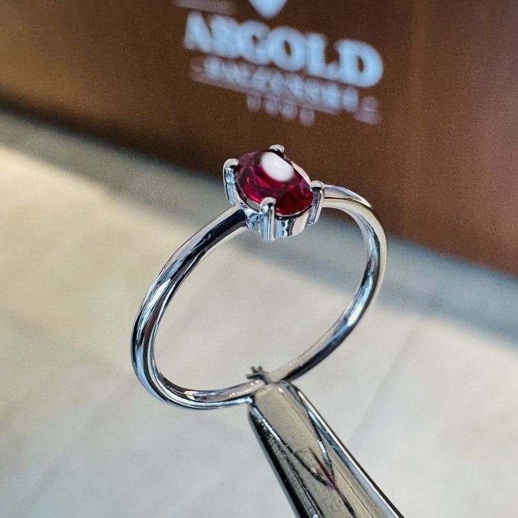 Pierścionek z białego złota 585 z rubinem – ujęcie pod kątem – ABGOLD Baczyński