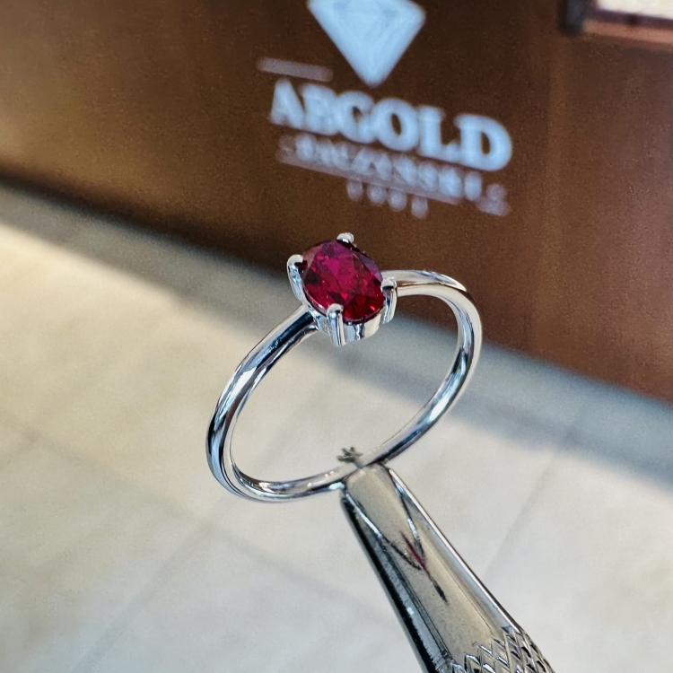 Złoty pierścionek z rubinem owalnym 585 – widok z góry – ABGOLD Baczyński