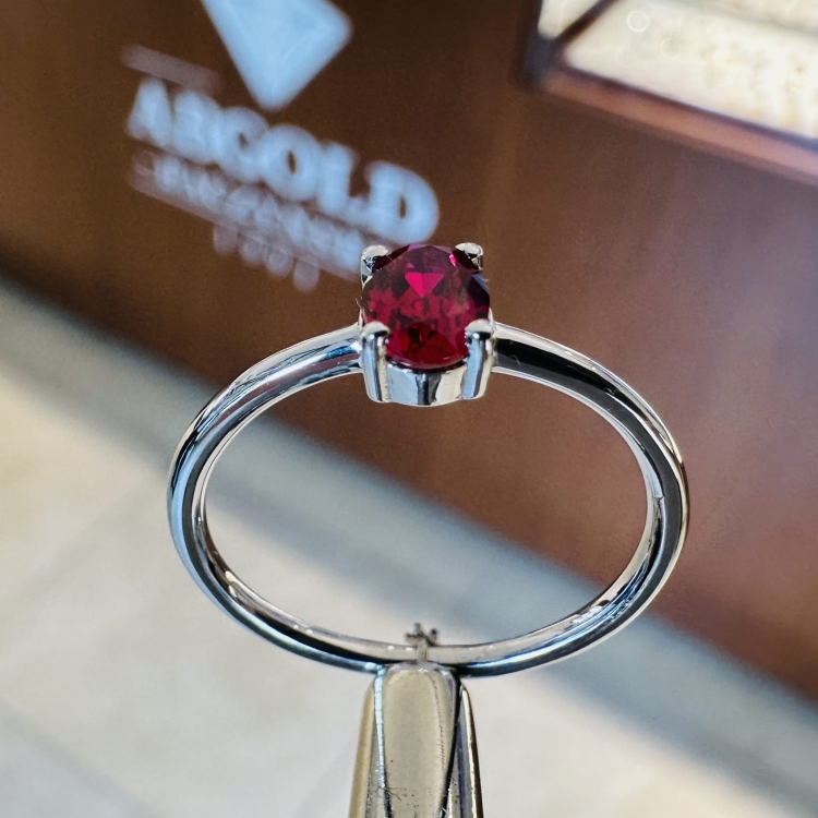 Pierścionek z białego złota z krwistym rubinem 585 – widok z przodu – ABGOLD Baczyński