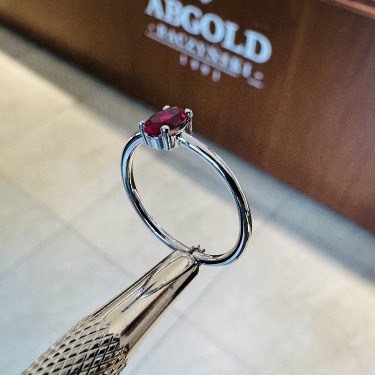 Pierścionek z białego złota z rubinem 585 – widok boczny – ABGOLD Baczyński