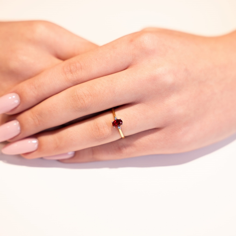 Pierścionek z białego złota 585 z rubinem – na dłoni – ABGOLD Baczyński