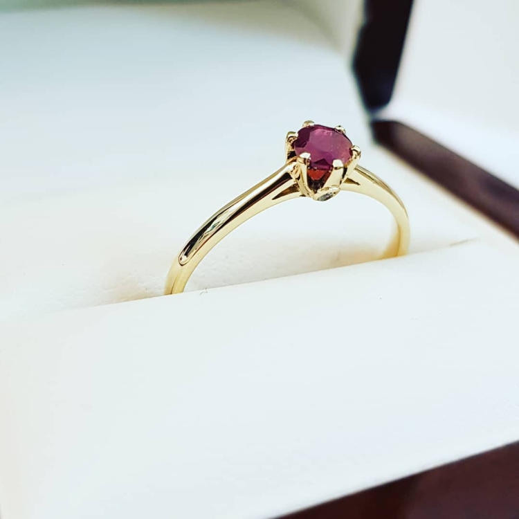 Pierścionek zaręczynowy z rubinem i diamentami – ujęcie pod kątem – ABGOLD Baczyński