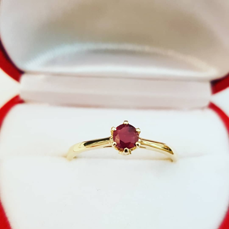 Pierścionek zaręczynowy z rubinem i diamentami – widok z przodu – ABGOLD Baczyński