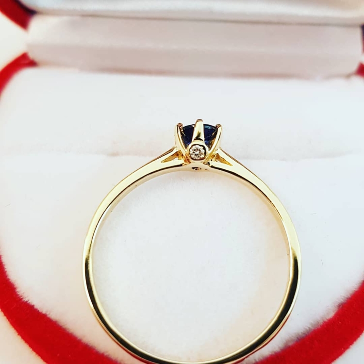 Pierścionek zaręczynowy z rubinem i diamentami – widok na obrączkę – ABGOLD Baczyński