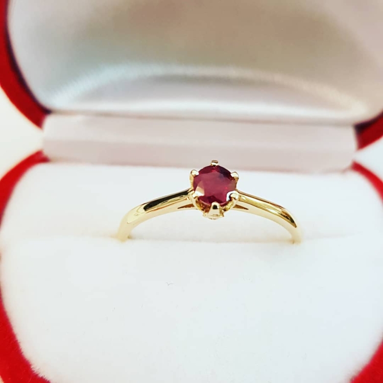 Pierścionek zaręczynowy z rubinem i diamentami – widok z góry – ABGOLD Baczyński