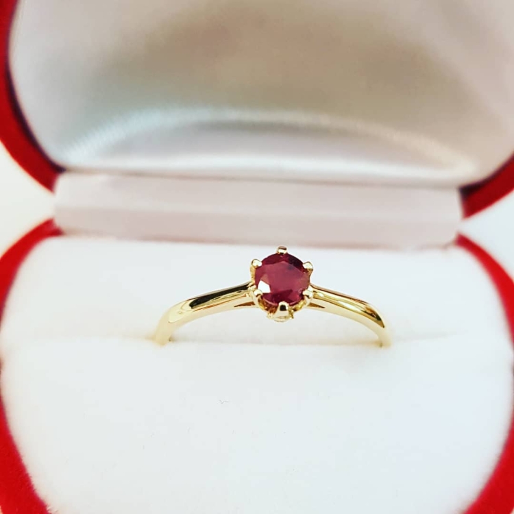 Pierścionek zaręczynowy z rubinem i diamentami – detal oprawy – ABGOLD Baczyński