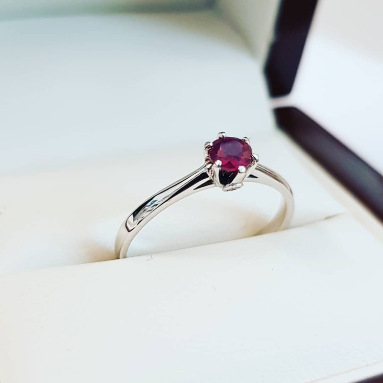 Pierścionek zaręczynowy z rubinem i diamentami – ujęcie pod kątem – ABGOLD Baczyński