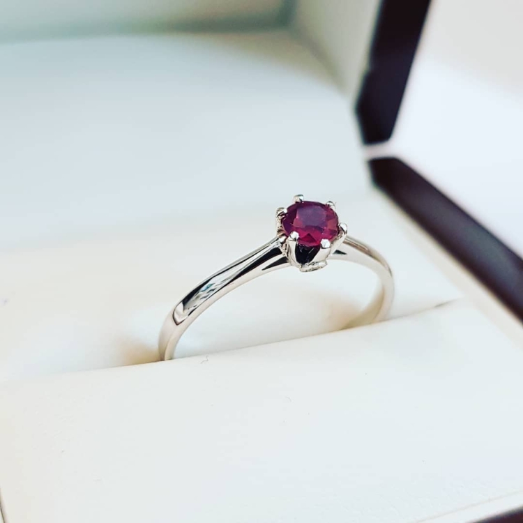 Pierścionek zaręczynowy z rubinem i diamentami – widok z góry – ABGOLD Baczyński