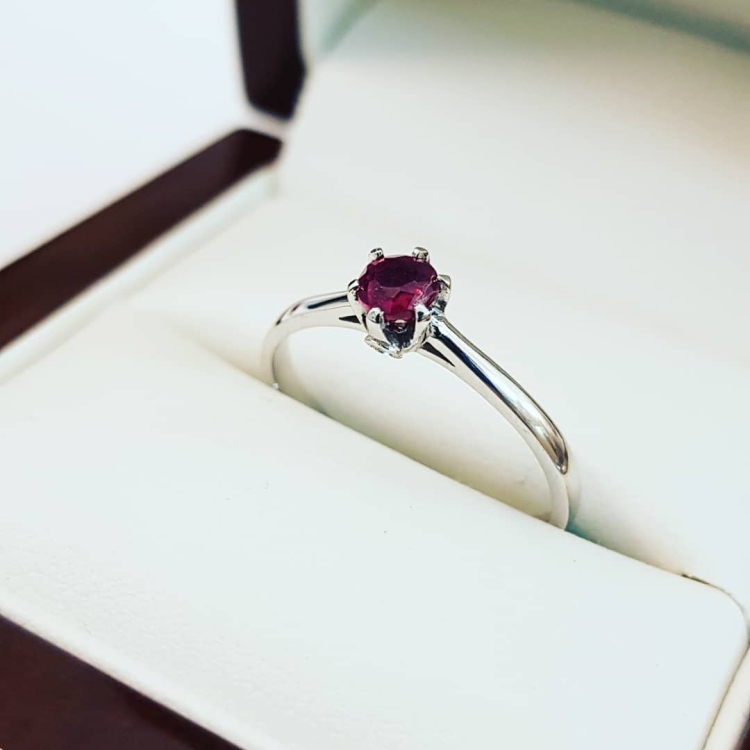 Pierścionek zaręczynowy z rubinem i diamentami – ujęcie boczne – ABGOLD Baczyński