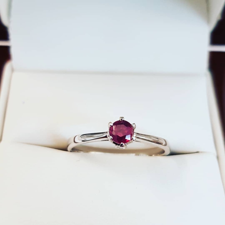 Pierścionek zaręczynowy z rubinem i diamentami – detal oprawy – ABGOLD Baczyński